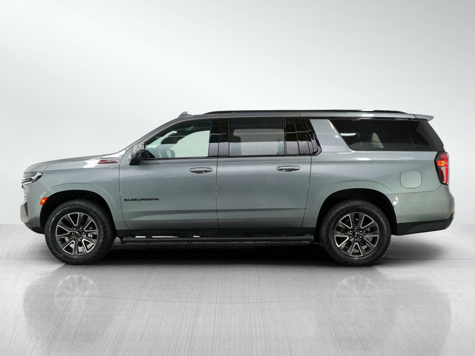 Used 2024 Chevrolet Suburban Z71 with VIN 1GNSKDKD1RR293045 for sale in Burnsville, Minnesota