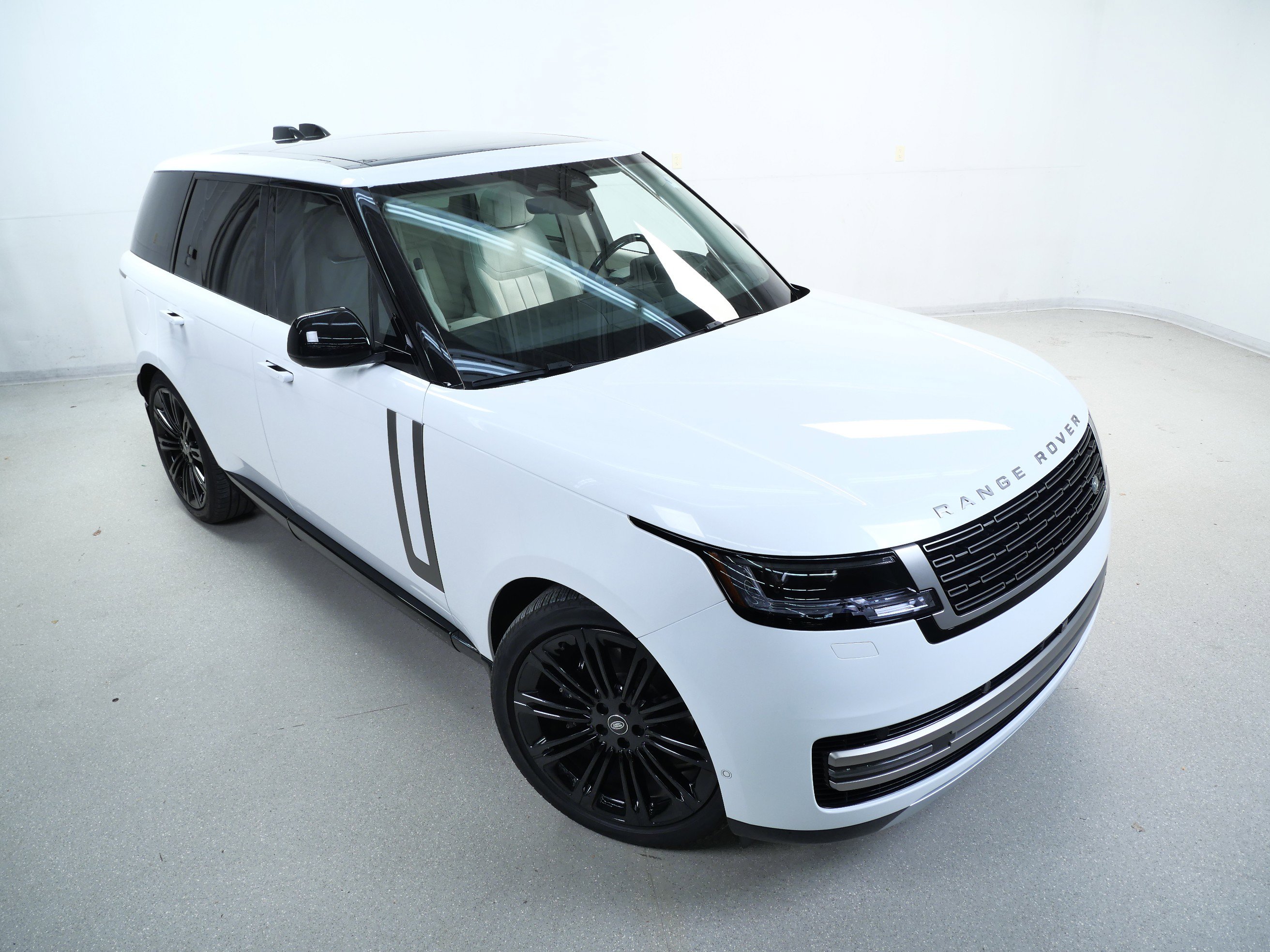 2024 Land Rover Range Rover SE photo 3