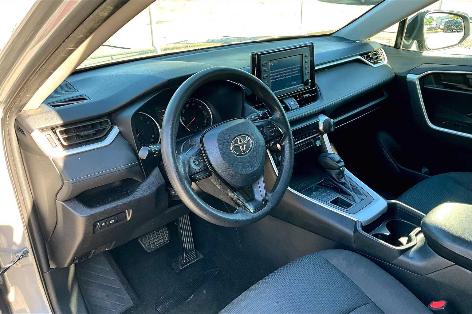 2021 Toyota RAV4 LE photo 16