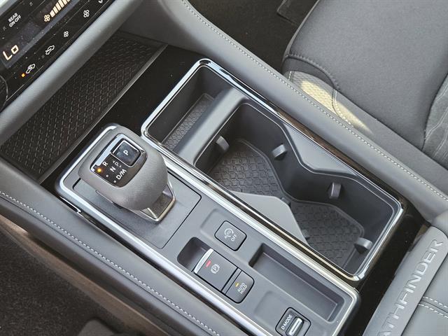2025 Nissan Pathfinder SV photo 14
