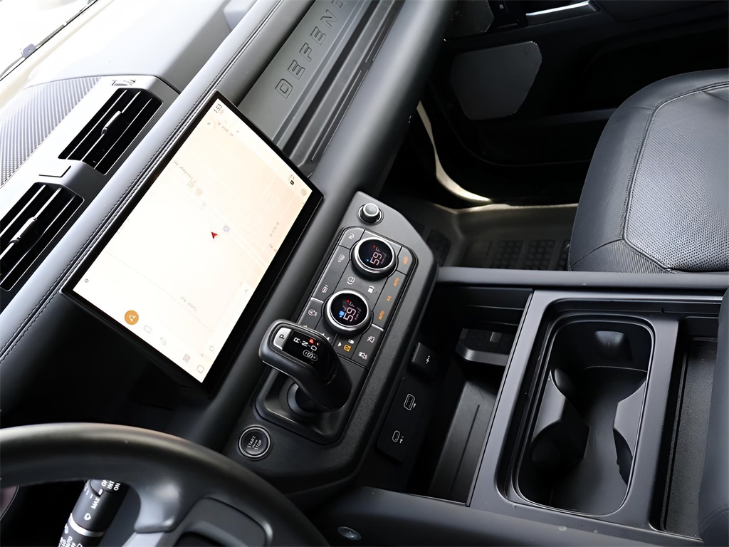 2024 Land Rover Defender 130 X-Dynamic SE photo 17