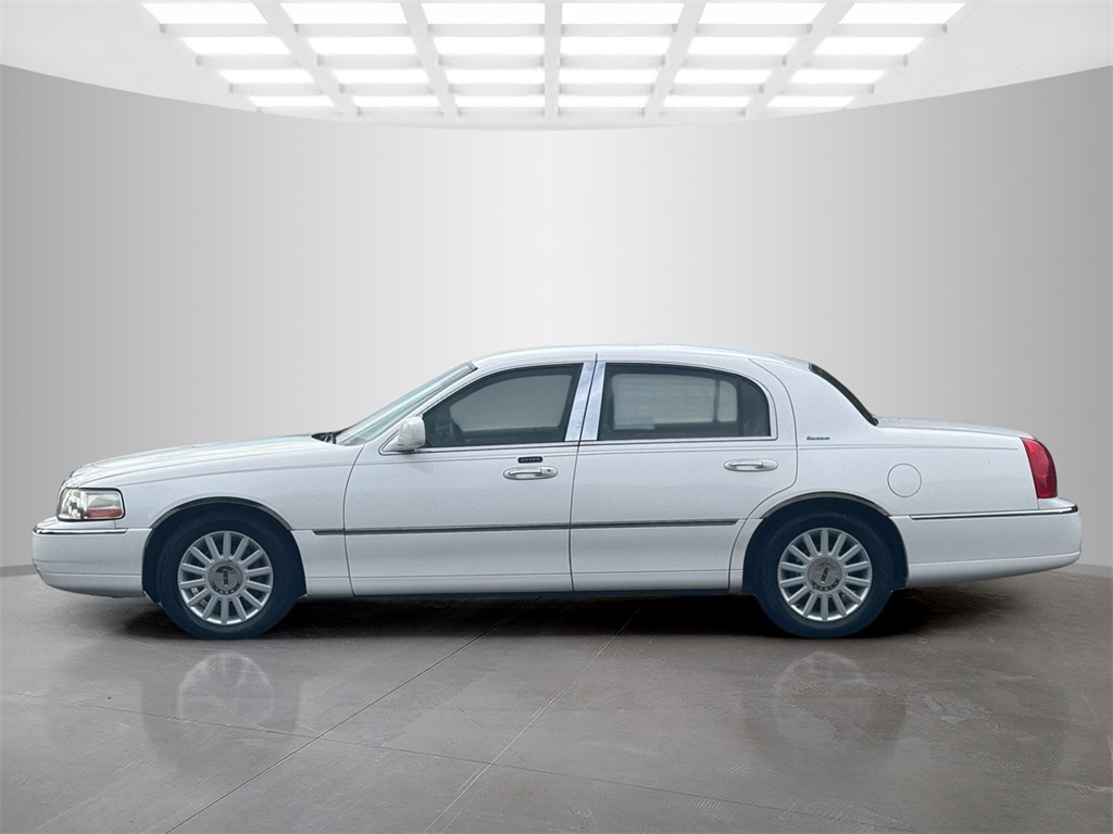2005 Lincoln Town Car Signature photo 3