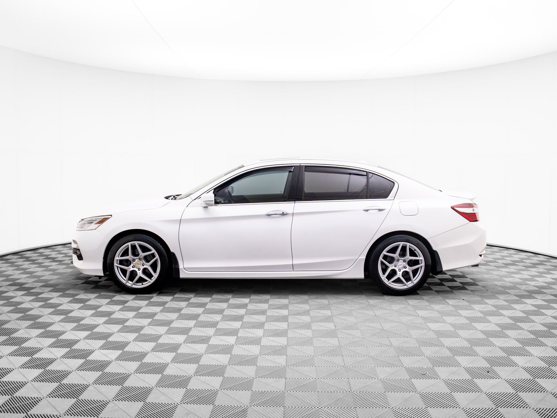2016 Honda Accord Touring photo 2