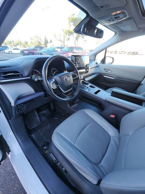 2023 Toyota Sienna XLE photo 9