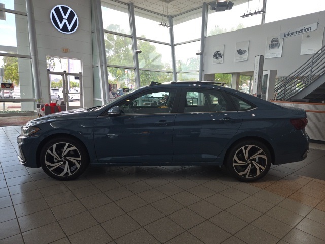 2025 Volkswagen Jetta SEL photo 4