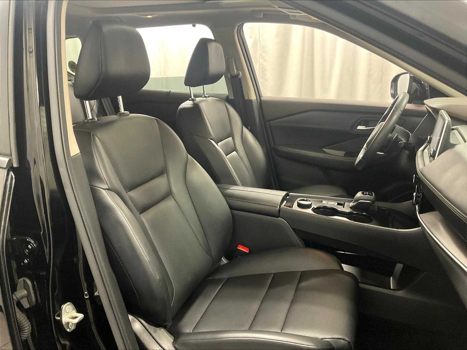 2022 Nissan Rogue SV photo 11