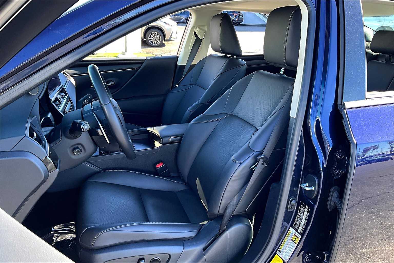 2023 Lexus ES 300h photo 7