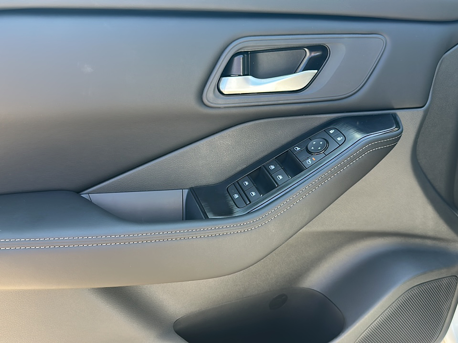 2026 Nissan Rogue SV photo 3