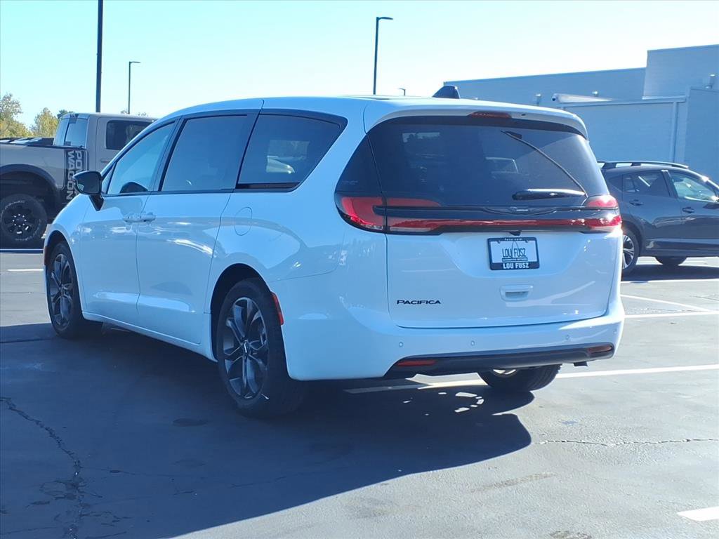 2026 Chrysler Pacifica photo 4