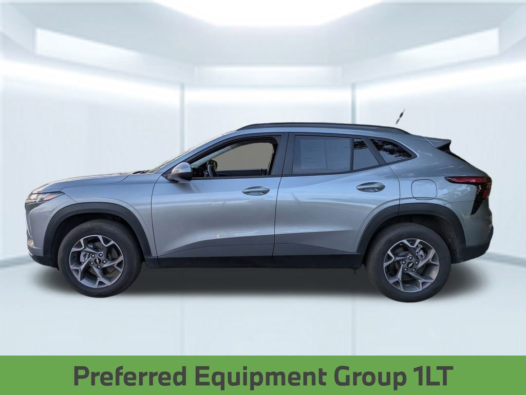 2025 Chevrolet Trax LT photo 2