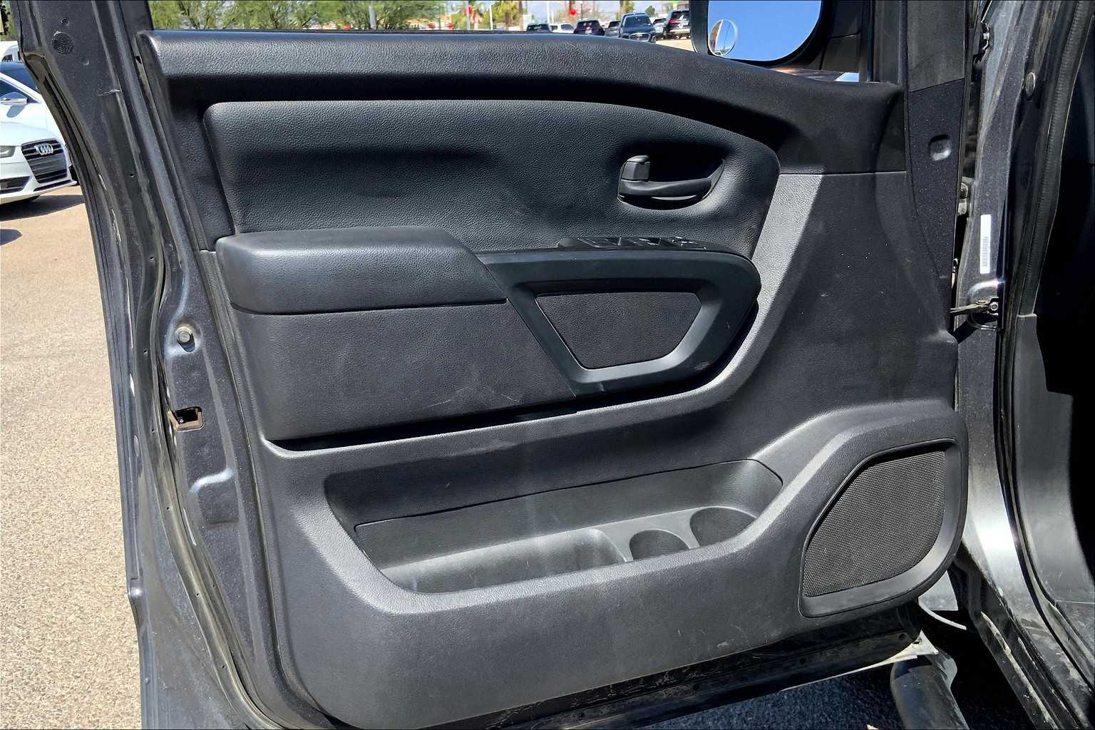 2023 Nissan Titan S Crew Cab photo 17