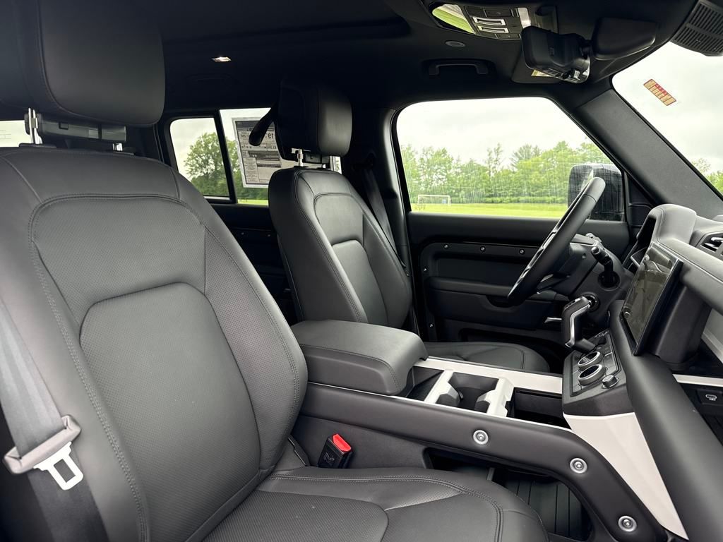 2025 Land Rover Defender 130 X-Dynamic SE photo 15