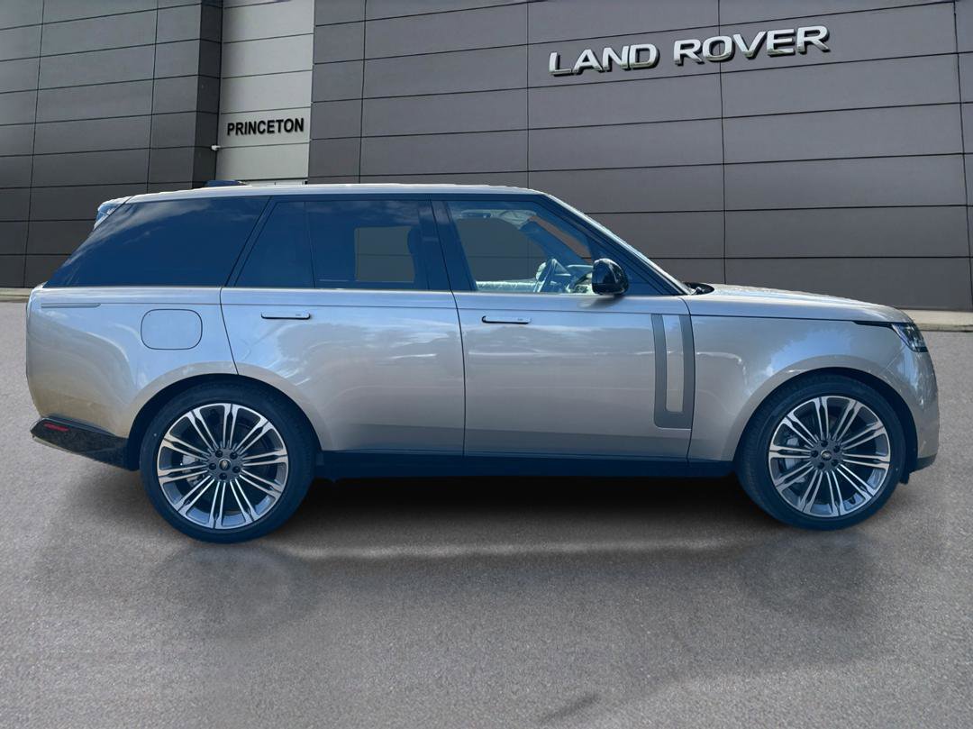 2025 Land Rover Range Rover SE photo 4