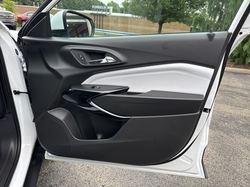 2025 Chevrolet Trax LT photo 31