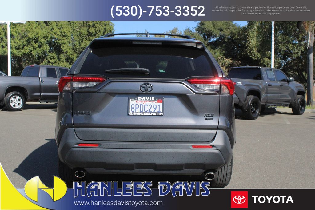 2020 Toyota RAV4 XLE photo 8