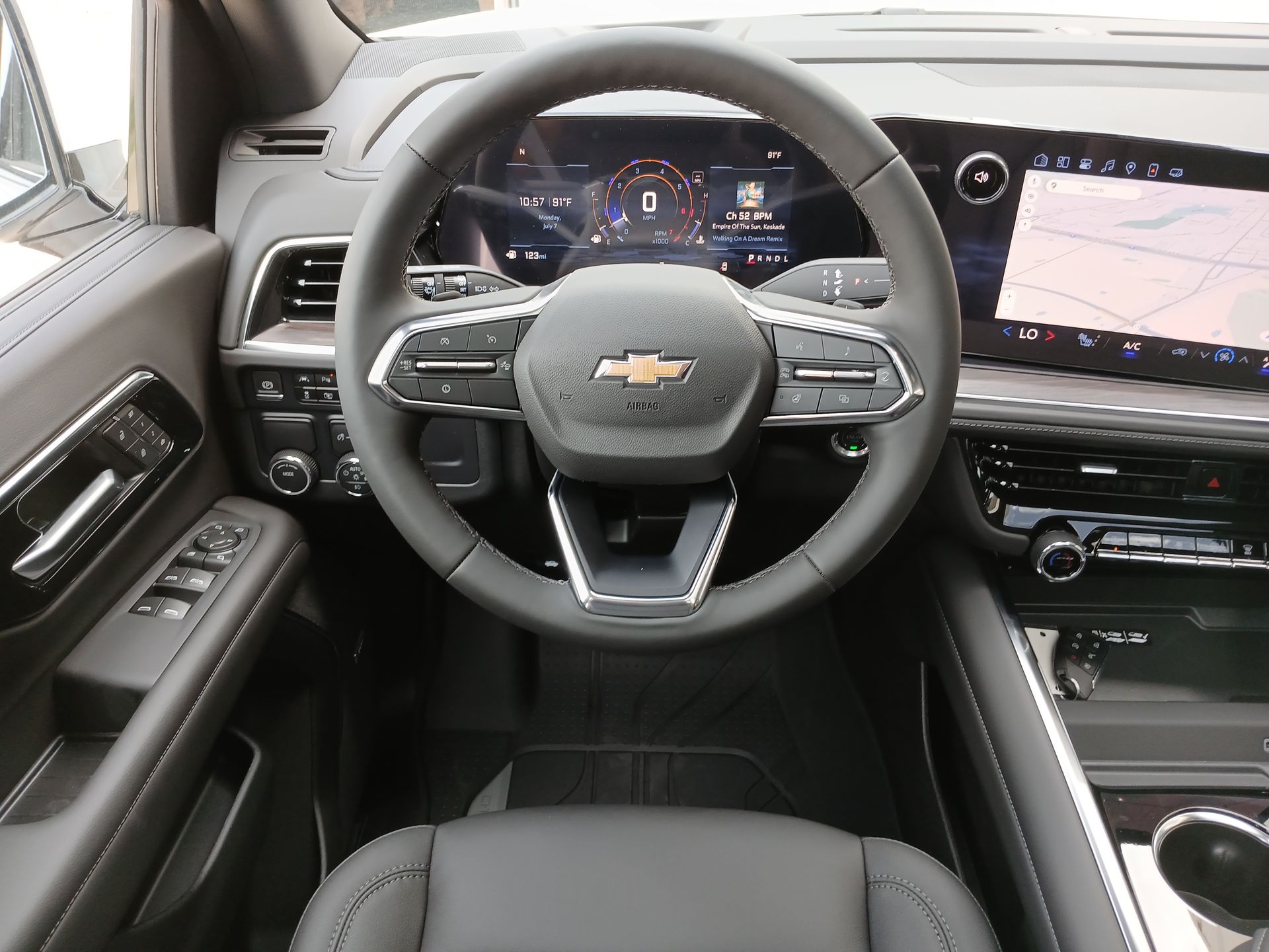 2025 Chevrolet Suburban LT photo 11