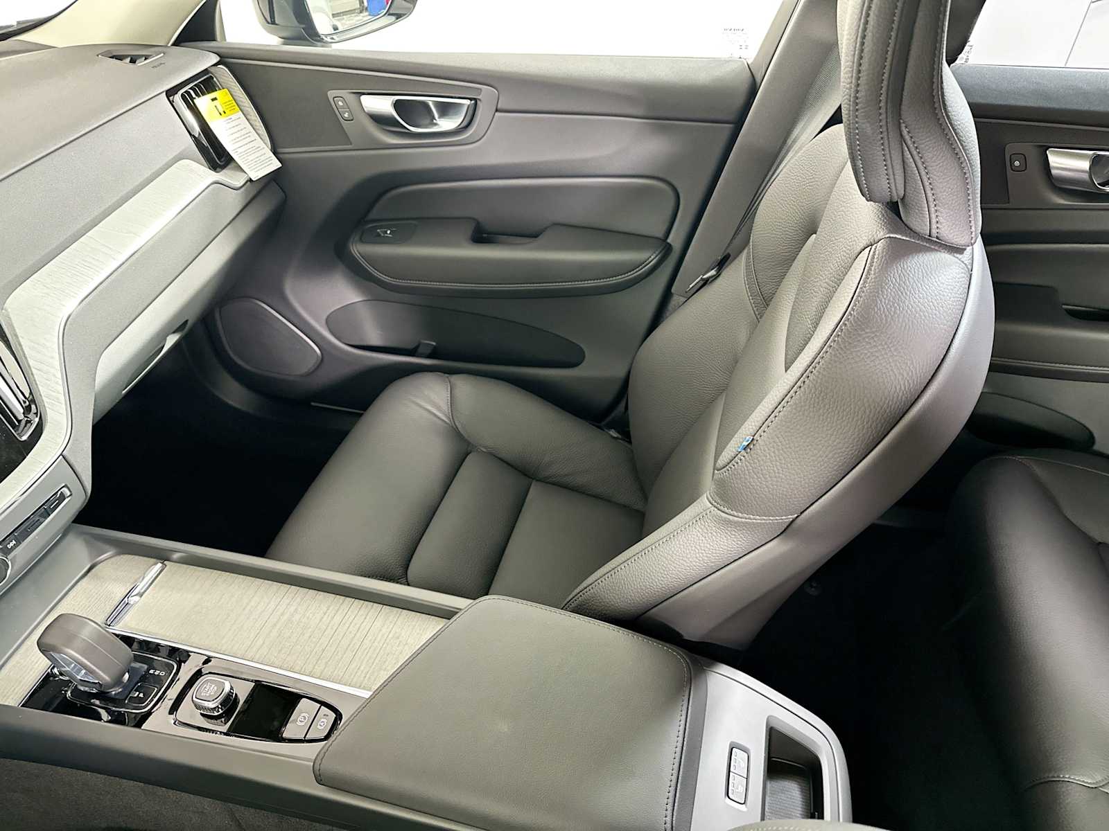 2025 Volvo XC60 T8 Plus photo 19