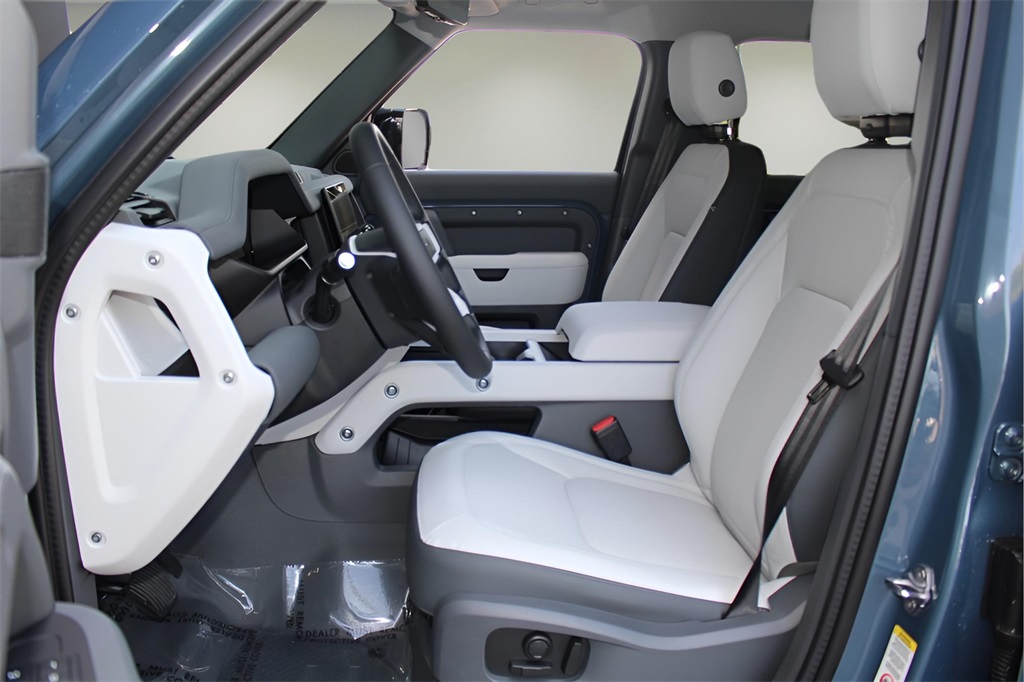 2025 Land Rover Defender 110 S photo 11