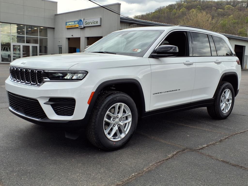 2025 Jeep Grand Cherokee Laredo photo 2
