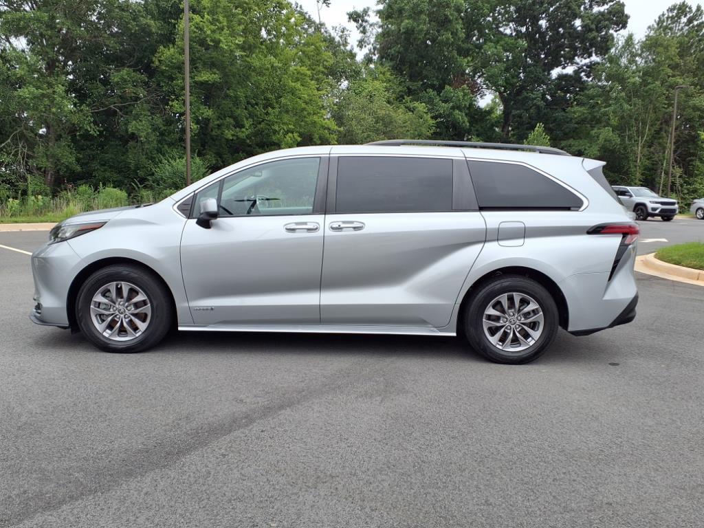 2021 Toyota Sienna XLE photo 14