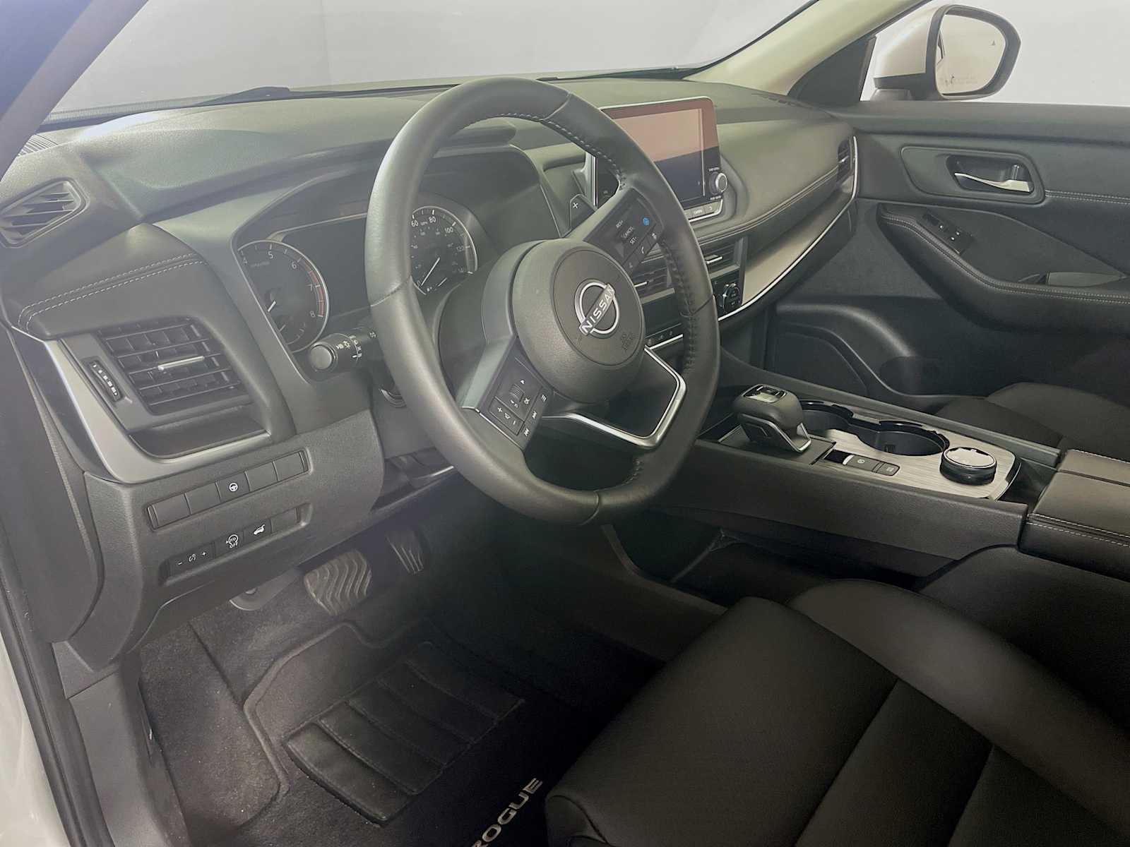 2024 Nissan Rogue SV photo 7
