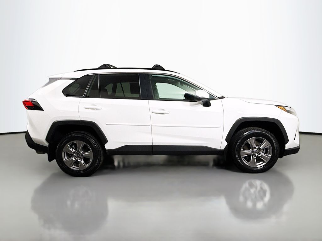 2022 Toyota RAV4 XLE photo 8
