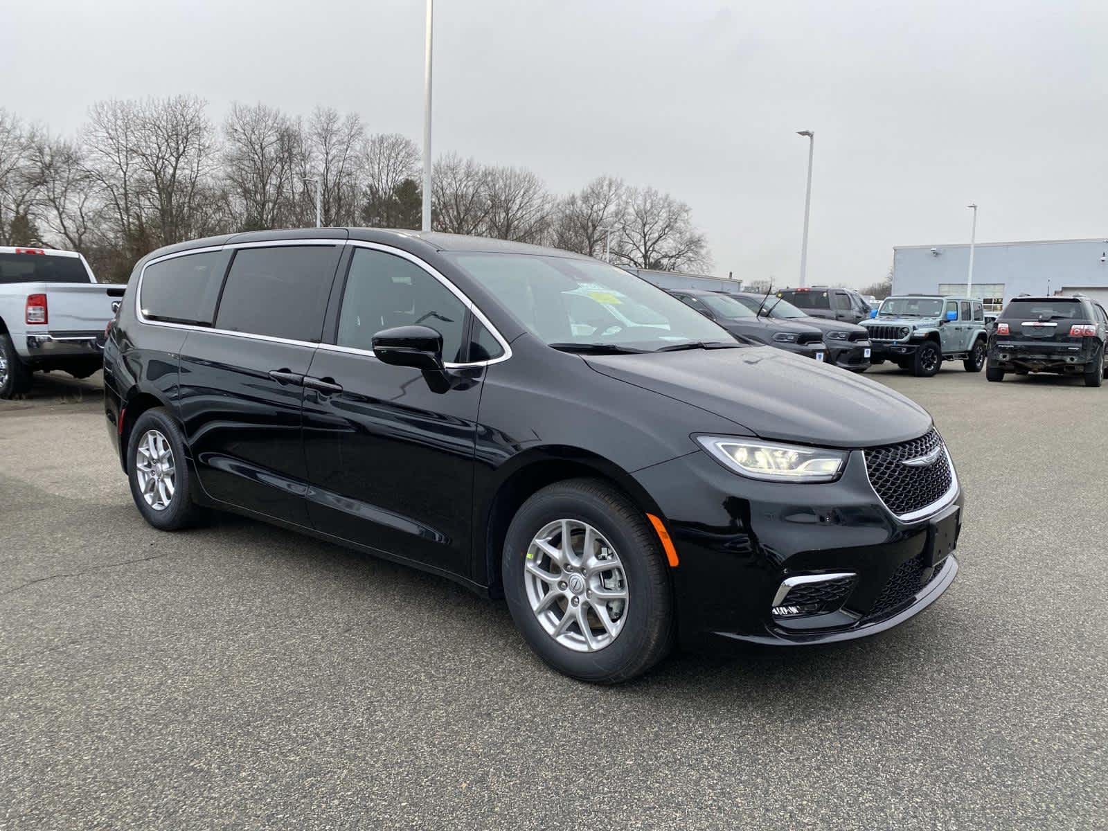 2026 Chrysler Pacifica Select's photo