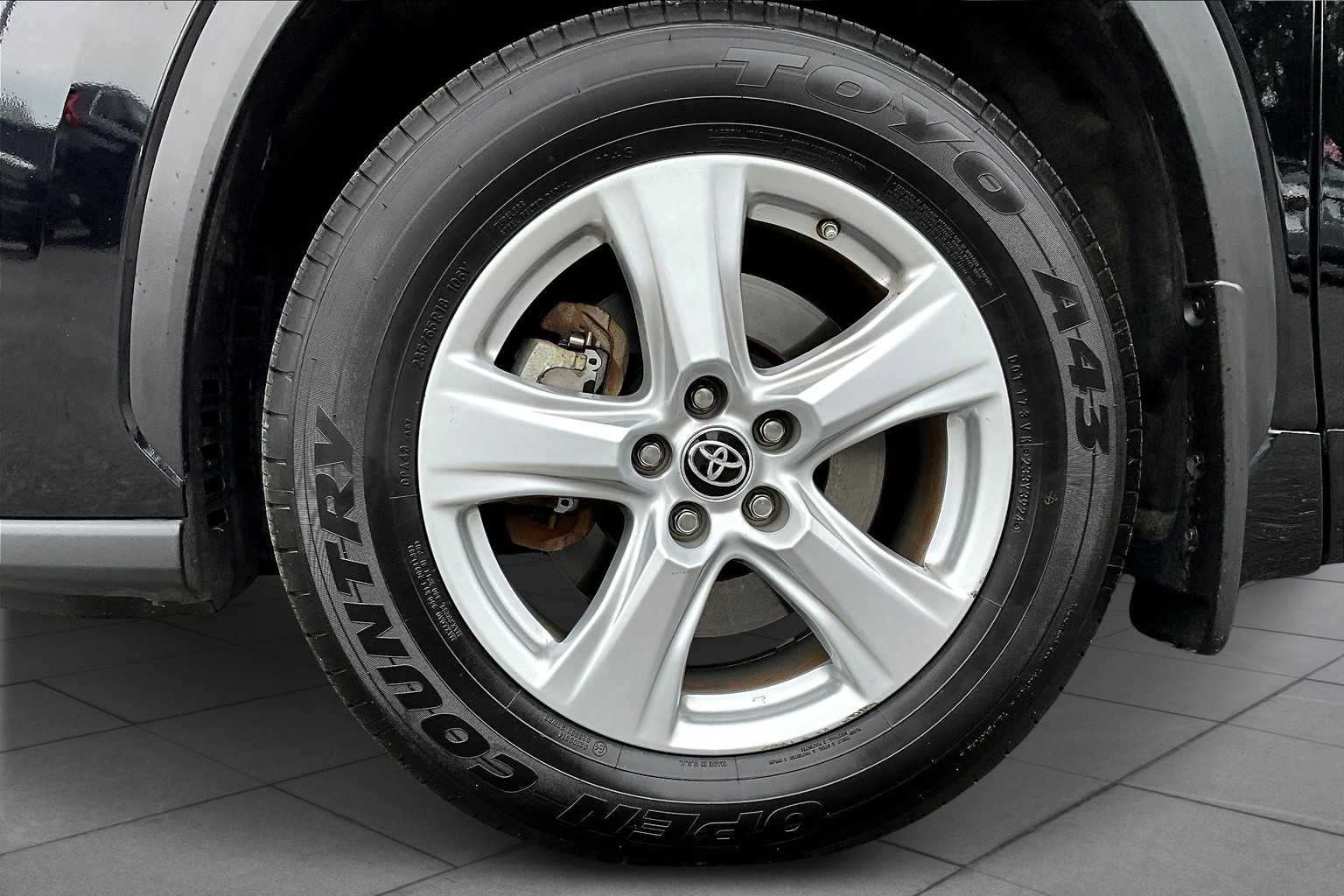 2022 Toyota Highlander LE photo 9