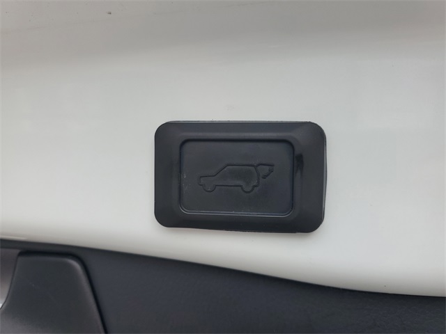 2022 Toyota RAV4 XLE Premium photo 8