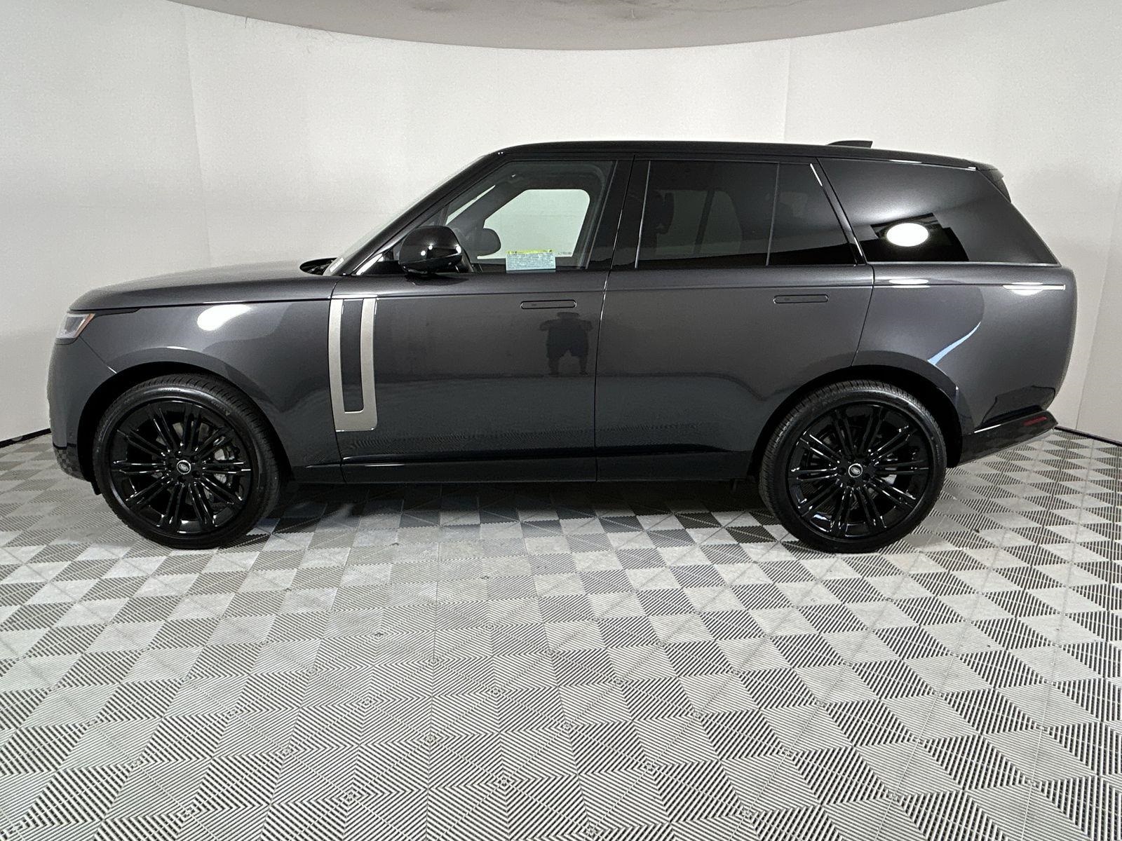 2025 Land Rover Range Rover SE photo 2