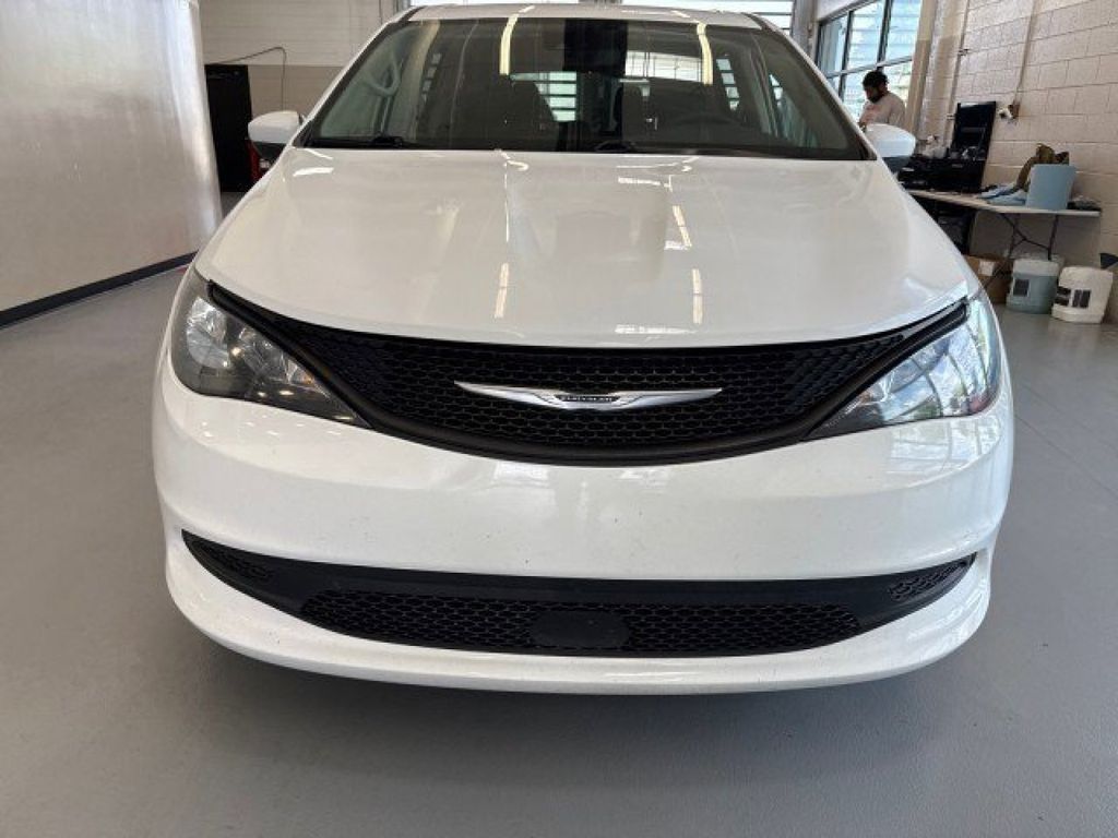 2023 Chrysler Voyager LX photo 2