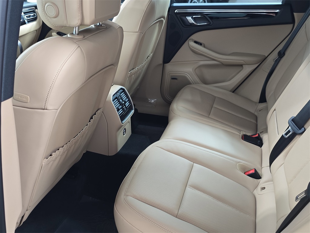 2026 Porsche Macan T photo 23