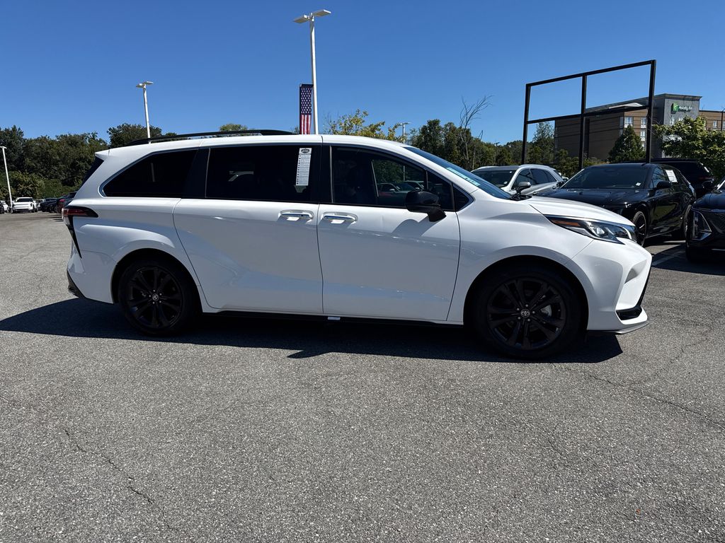 2023 Toyota Sienna XSE photo 2
