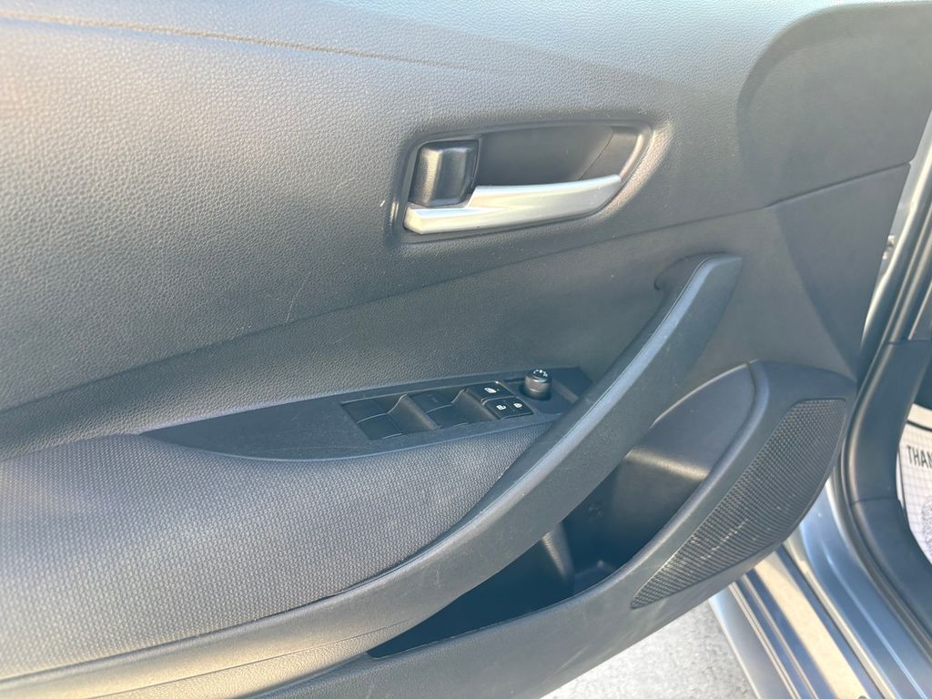 2021 Toyota Corolla LE photo 13