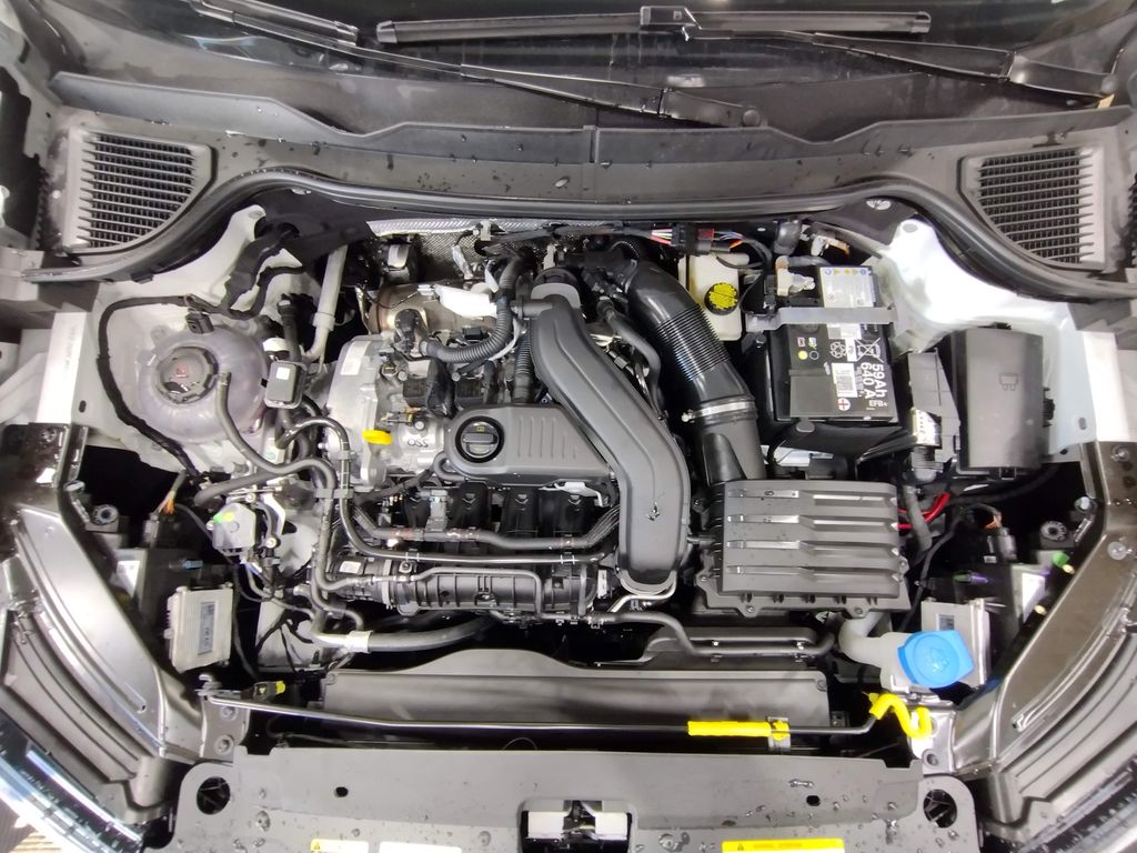 2025 Volkswagen Taos SE photo 3
