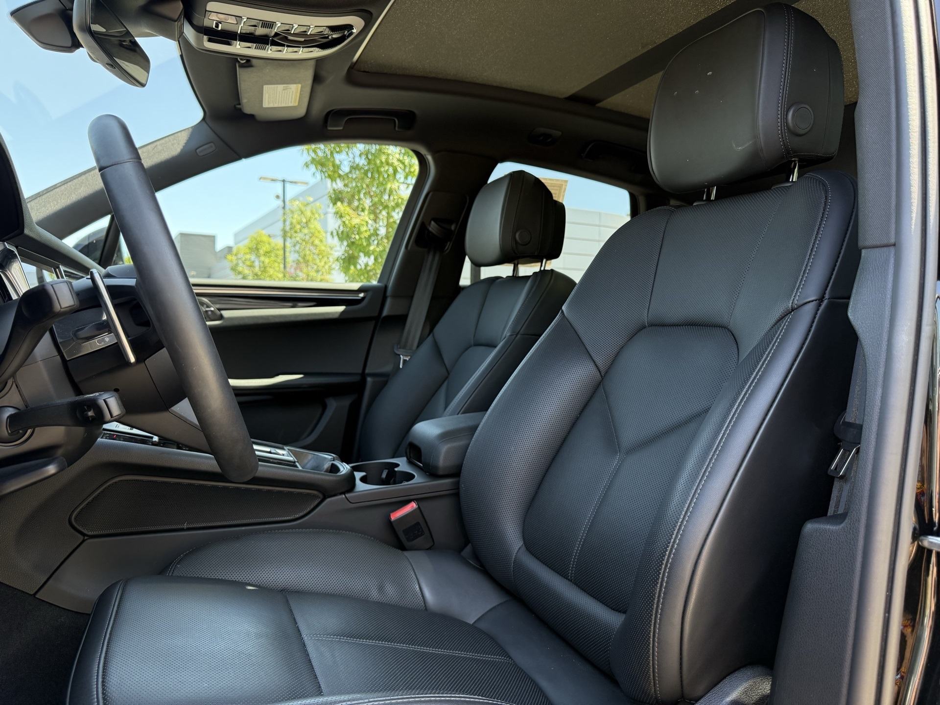 2025 Porsche Macan T photo 2