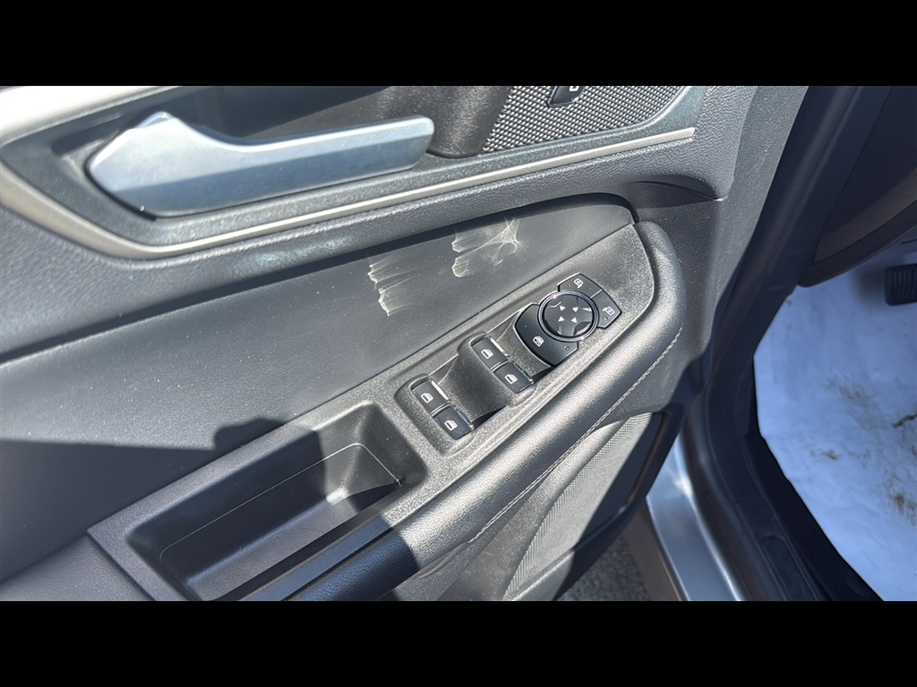 2023 Ford Edge SEL photo 6