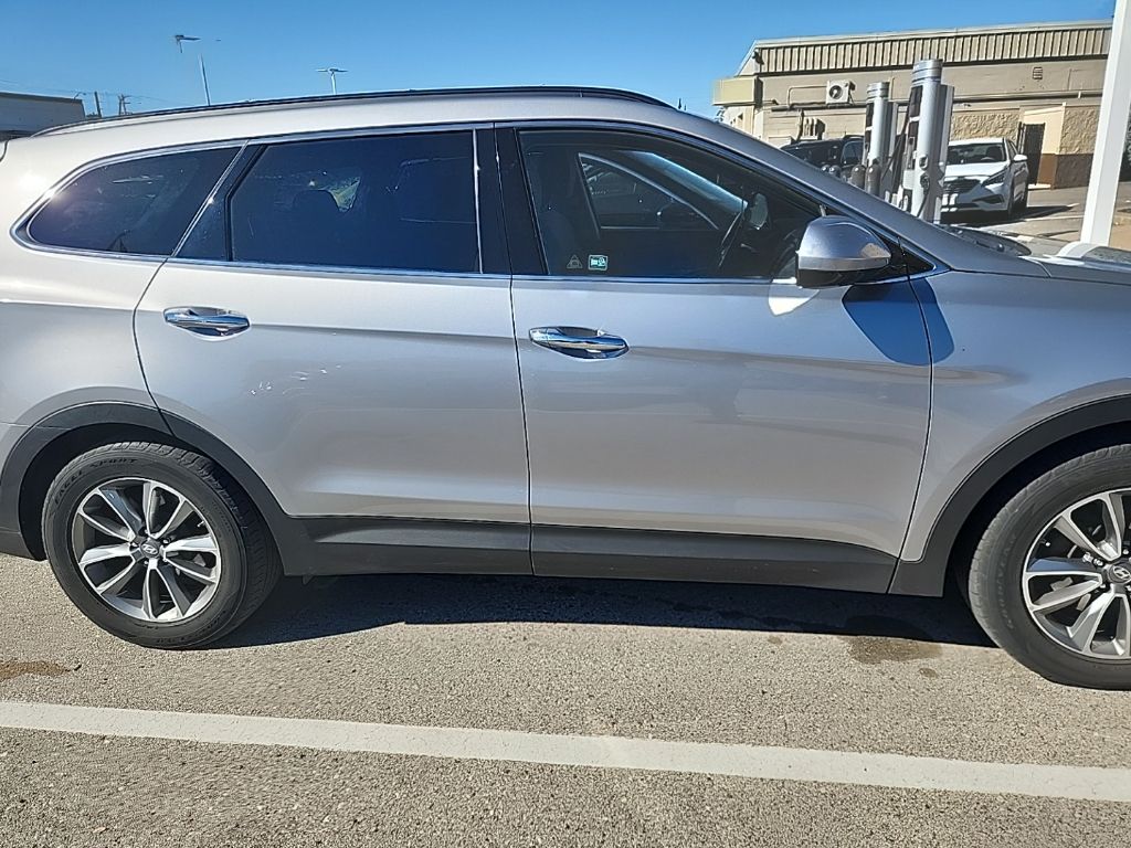 2017 Hyundai Santa Fe SE photo 3