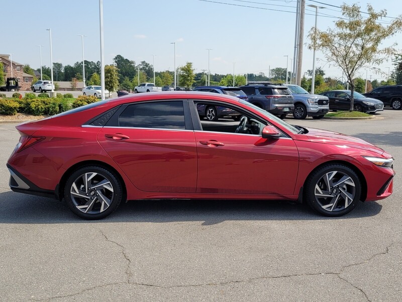 2024 Hyundai Elantra SEL photo 2