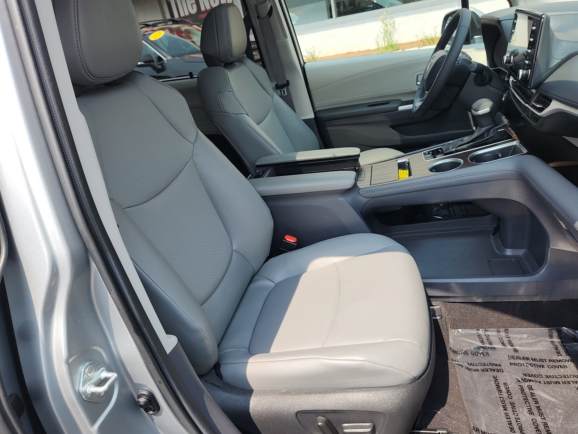 2023 Toyota Sienna XLE photo 33