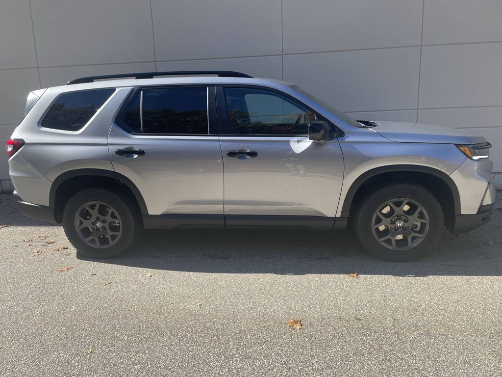 2025 Honda Pilot TrailSport photo 2