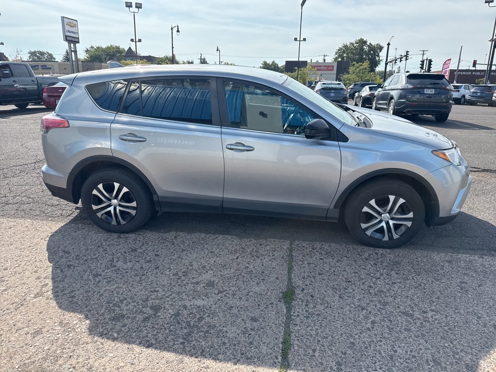 2017 Toyota RAV4 LE photo 6
