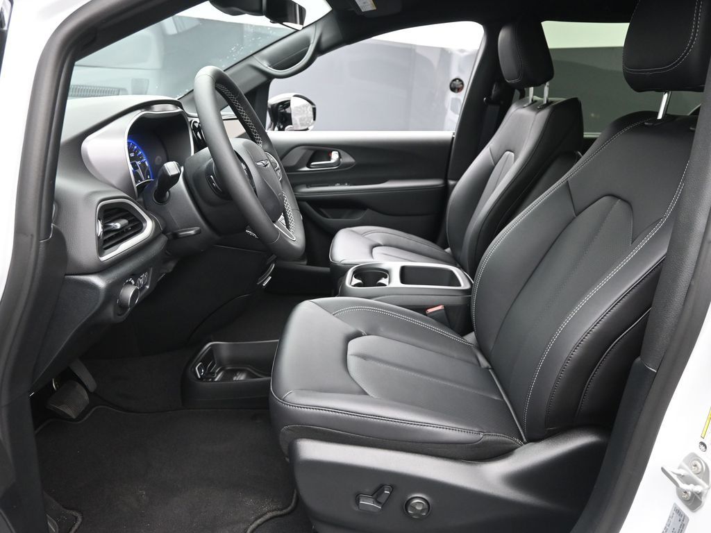 2026 Chrysler Voyager LE photo 13