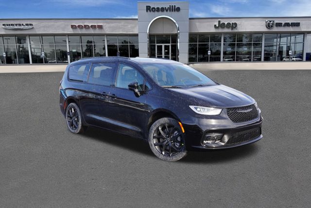 2026 Chrysler Pacifica Limited's photo