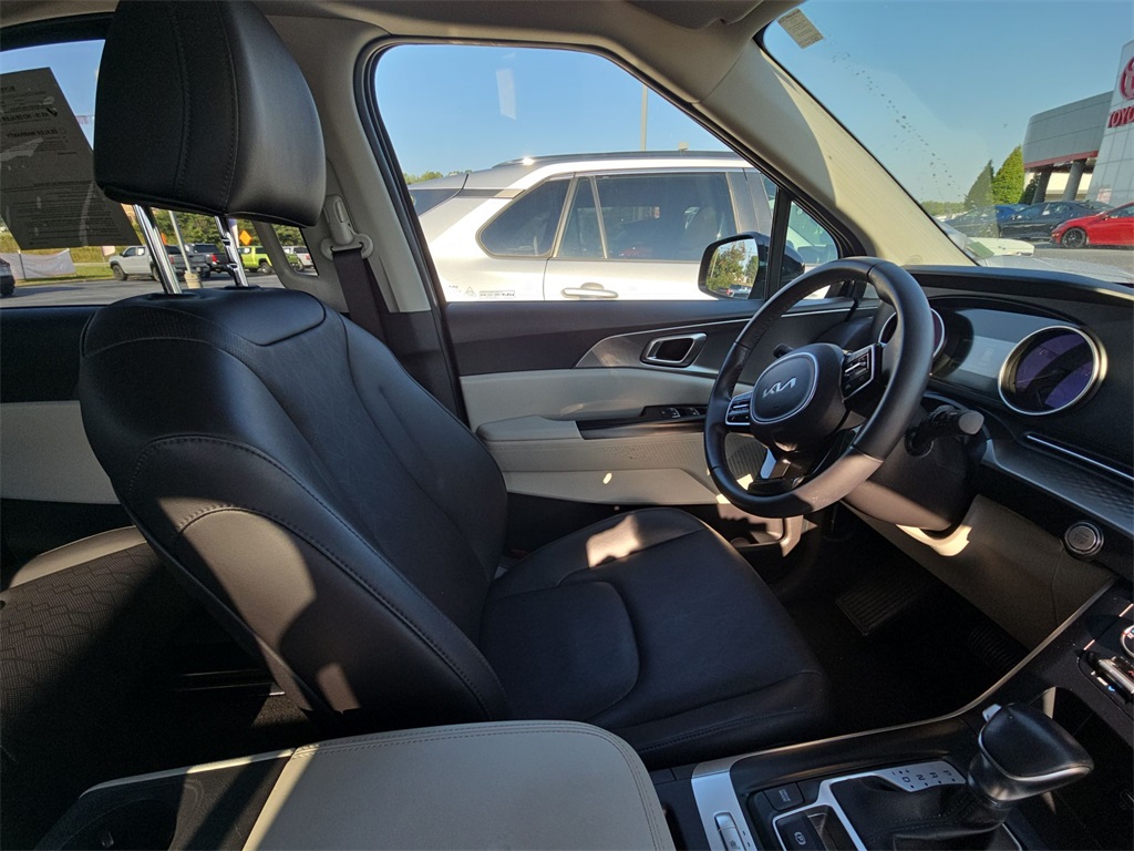 2023 Kia Carnival LX photo 10