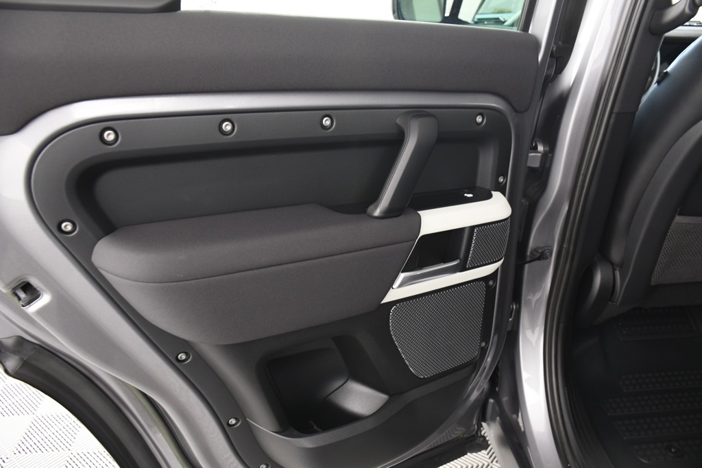 2023 Land Rover Defender 110 SE photo 25