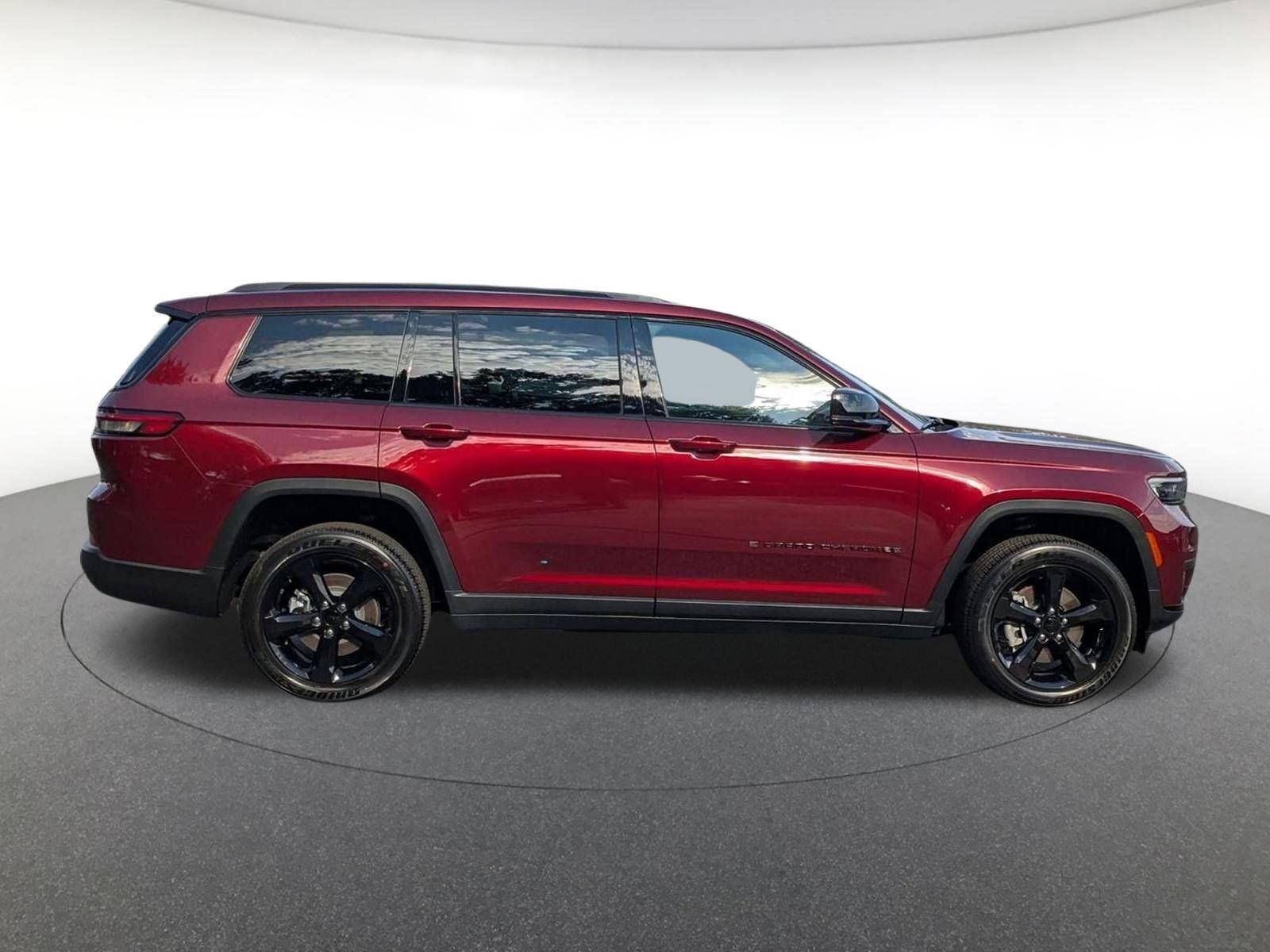 2025 Jeep Grand Cherokee Altitude photo 3