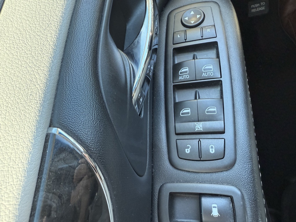 2015 Chrysler Town & Country Touring photo 17