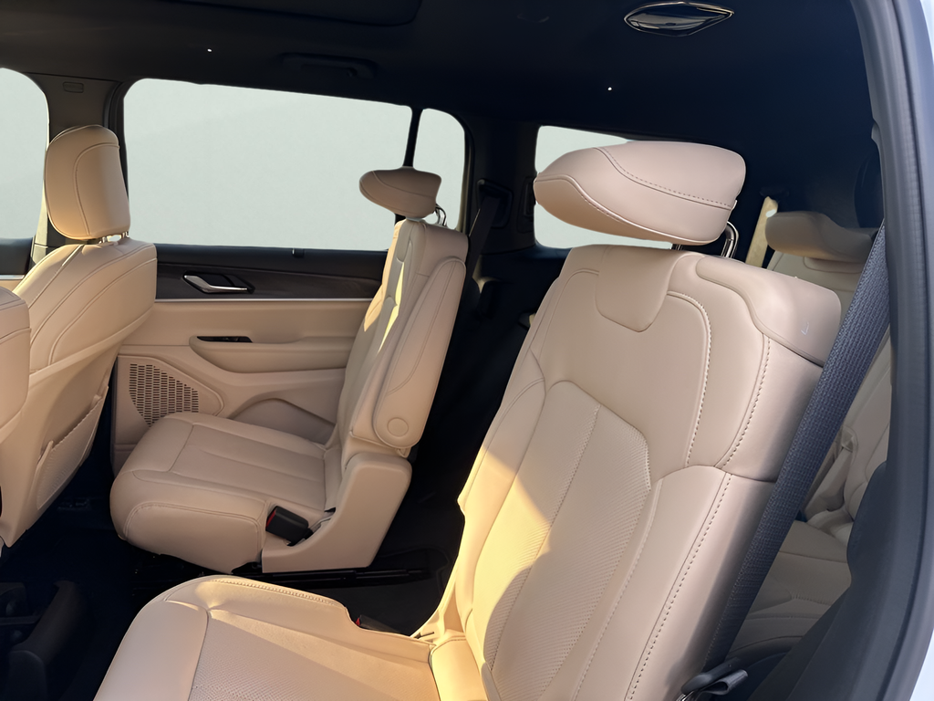 2025 Jeep Grand Cherokee Limited photo 16