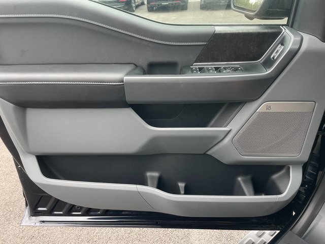 2025 Ford F-150 Lightning Lariat photo 18